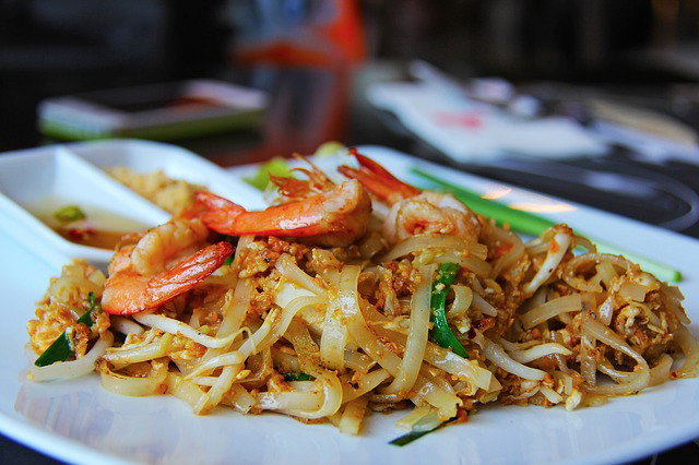 Pad thaï aux crevettes - Recettes de cuisine Ôdélices